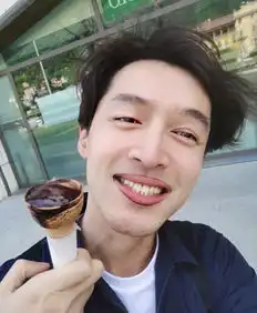 袁弘儿子很形象地为攀登者打call,胡歌和他爹一样一样的