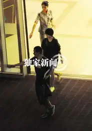 董洁回京帅哥助理护驾神秘男接机回新公寓
