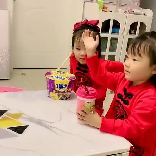 说好血浓于水,两姐妹却不按套路出牌,合起伙来坑哥哥