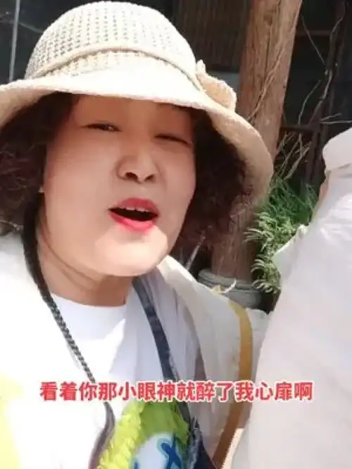别人的闺蜜都是开奔驰宝马,而我的闺蜜骑着小电车带我闯红灯,看帅哥