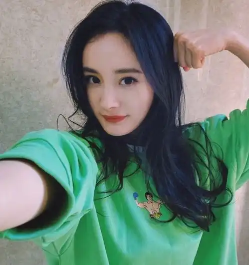 迪丽热巴向蔡徐坤道歉,但仍被质疑炒作,质疑之声此起彼伏