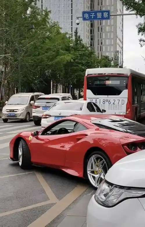 杨幂在成都太古里开法拉利,被网友偶遇,戴墨镜和路人对视好霸气