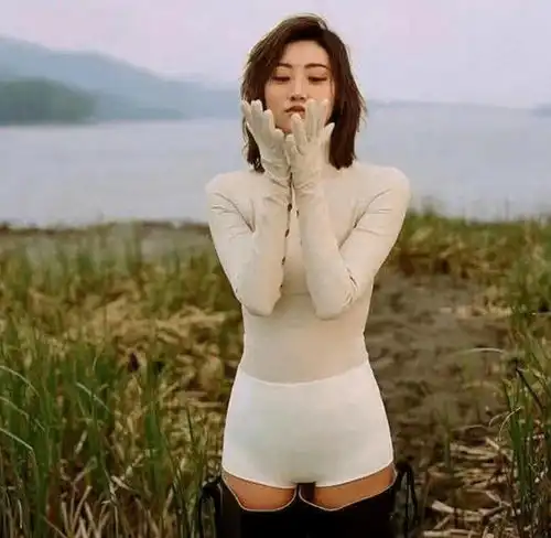 景甜的原装身材真绝,在鱼塘边凹造型,也能美出国际范