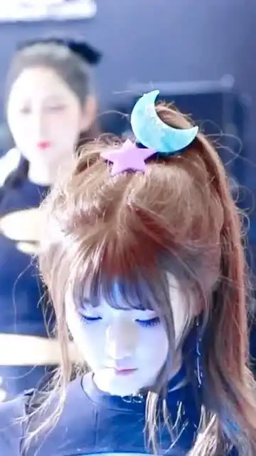 车模小姐姐,红红的脸蛋真漂亮,可惜不是我女朋友