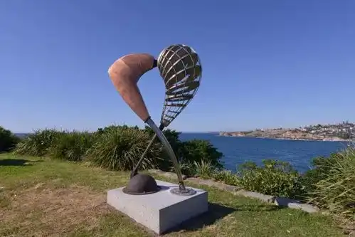 不止是艺术,半透明雕塑反射出被破坏的生态