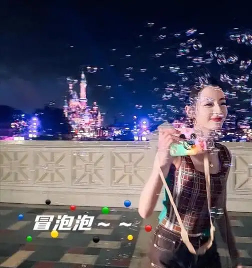 迪丽热巴晒迪士尼游玩照,心态放松,少女感爆棚