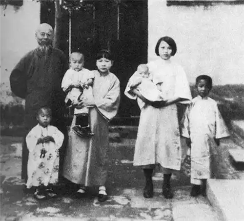 齐白石68岁时,挚友送他个18岁婢女,1年后她哭诉告辞忍受不了