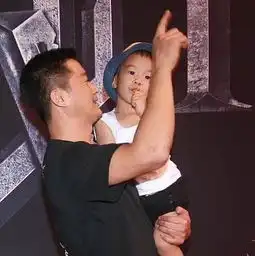 吴京结束宣传回归家庭给儿子擦身铁汉也有柔情面