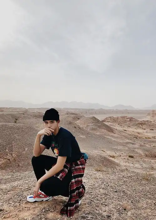 绿色毛衣内搭白衬衣,展现的少年感十足,尽显青春美丽