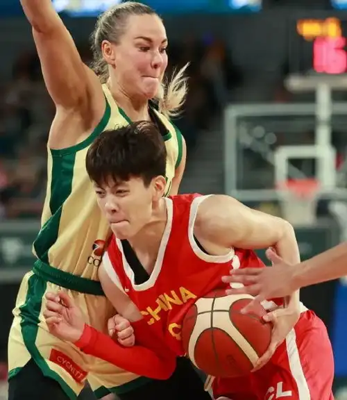 中国女篮输给澳大利亚队,王思雨21分落败