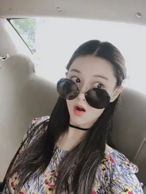 张馨予出租车沉迷自拍产后恢复状态好,墨镜反光暴露真实身材状况