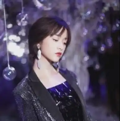 当女星穿上西装,杨超越甜美,关晓彤帅气,看到鞠婧祎抱走了