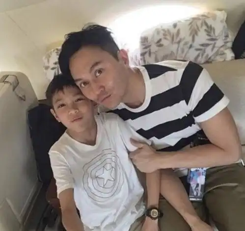 明星父子张智霖儿子颜值逆天第1令人惊艳