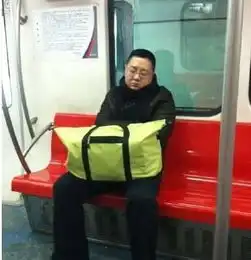 明星坐地铁趣事,局座全程玩手机,黄渤无人识,张绍刚睡着了张家口在线