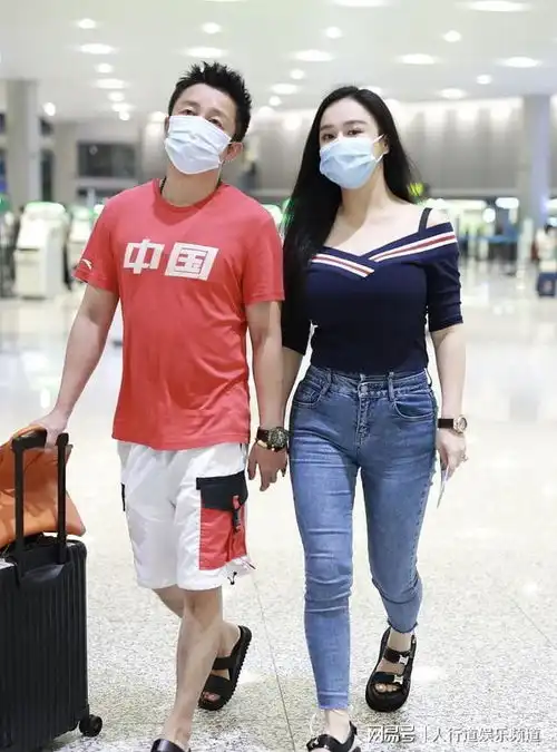 7月13日邹市明娇妻冉莹颖晒身材出行大合集26张图片