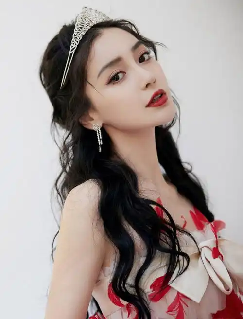 杨颖发文澄清小三事件直言不想帮人背锅,李菲儿却被骂茶艺大师
