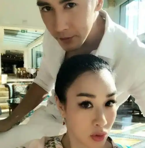 近50岁的钟丽缇素颜朝天,肚子大如箩,网友白给都不要太丑了