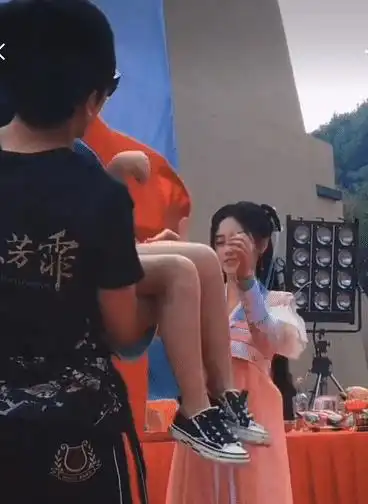 张哲瀚抱着小女孩不方便揭幕,谁注意鞠婧祎的小动作甜到掉牙了