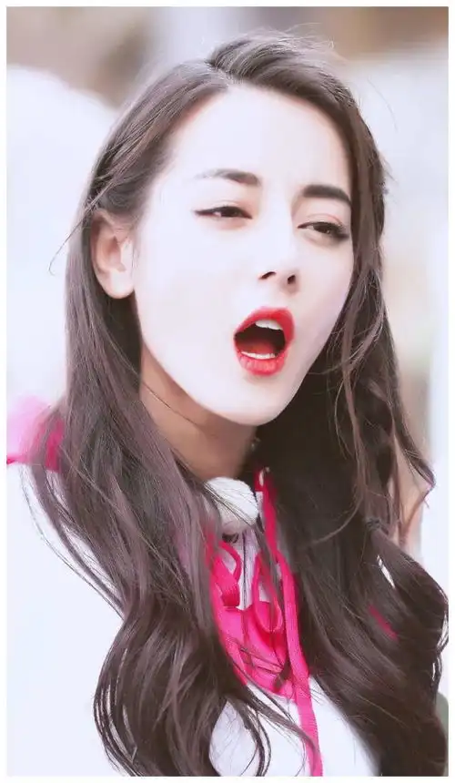 热巴的小表情太可爱了这样的女生谁能不爱呢
