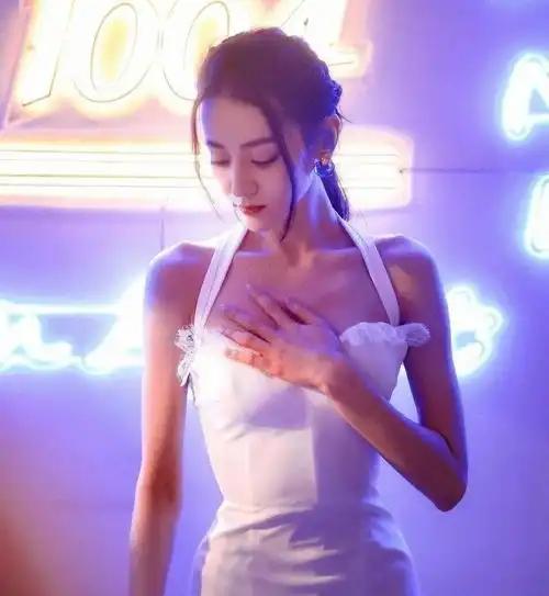 迪丽热巴熬夜为杨幂庆生,粉丝评论只顾自家,当得起理智追星