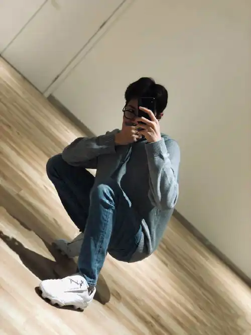 赖冠霖更新绿洲晒对镜自拍照手臂线条尽显苏炸男友力