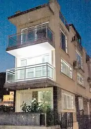 吴绮莉返港强调将往事放下女儿没想见成龙