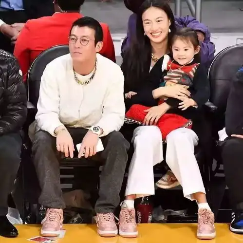 看,迎面走来的是李宁韦德之队方阵