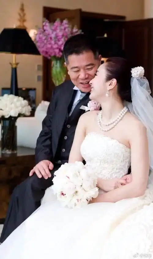 黎姿夫妇接女儿放学,与家长热聊超接地气,老公在一旁拄拐显心酸