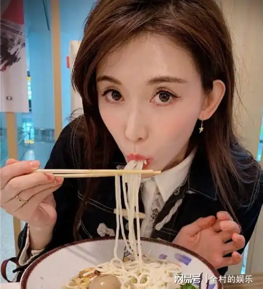 林志玲晒照庆日,托腮微笑皮肤太嫩,46岁还能宛如少女
