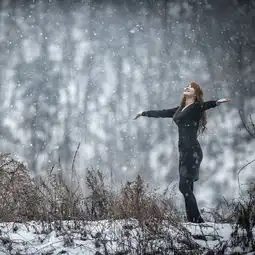 美女和美景,在摄影师镜头下的这幅画又该如何取舍