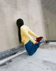色彩绚丽的荒诞人像
