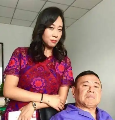 她曾5次上春晚,因丈夫去世退隐,后二婚生女,今一家人低调幸福