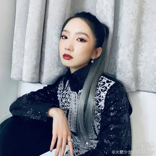 孟美岐分享最新造型美照染银发梳高马尾眼神魅惑