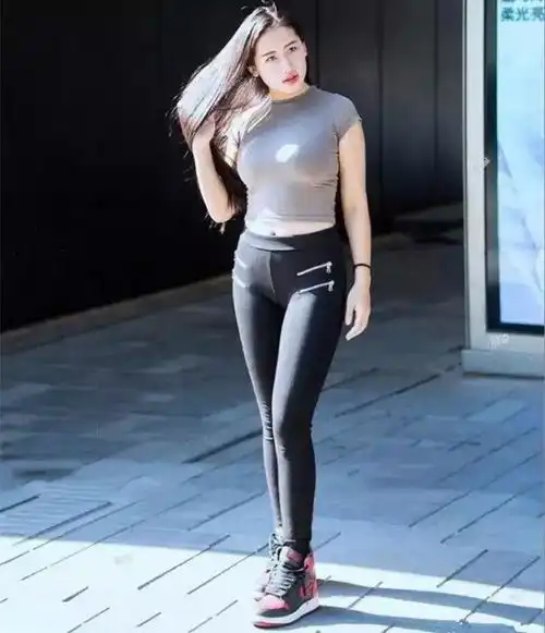 街拍着装保守又有风韵的小姐姐,娶了这样的每天都有新鲜感