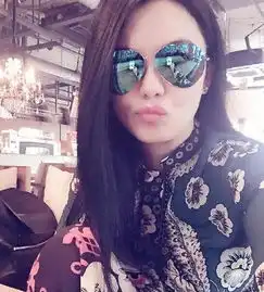 李湘戴墨镜嘟嘴卖萌承诺认真干好家务活图