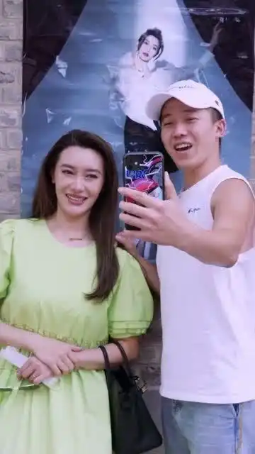 小哥哥眼神不好,真人你不追,你去追海报