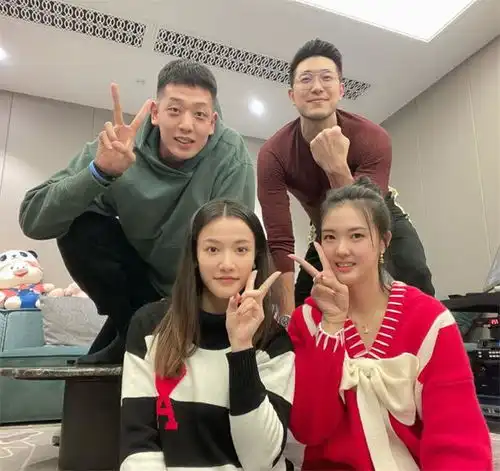 张常宁变清纯女学生冠希老公幸福憨笑,丈母娘有气质神似关之琳