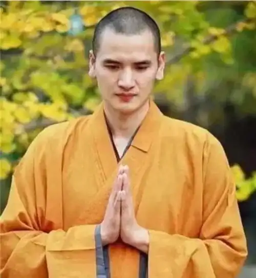 最帅法师释明心,被富婆开豪车追求,直到现在还是处子之身
