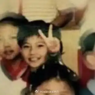 荣耀夫妇kdl杨洋迪丽热巴互晒对方童年比耶照