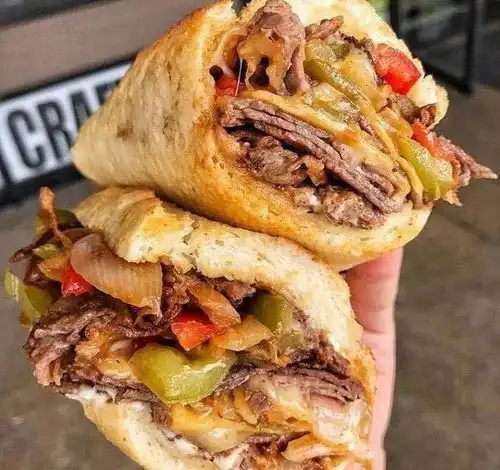 看到外国人吃煎饼果子,我的口水就止不住了,比我吃的好啊