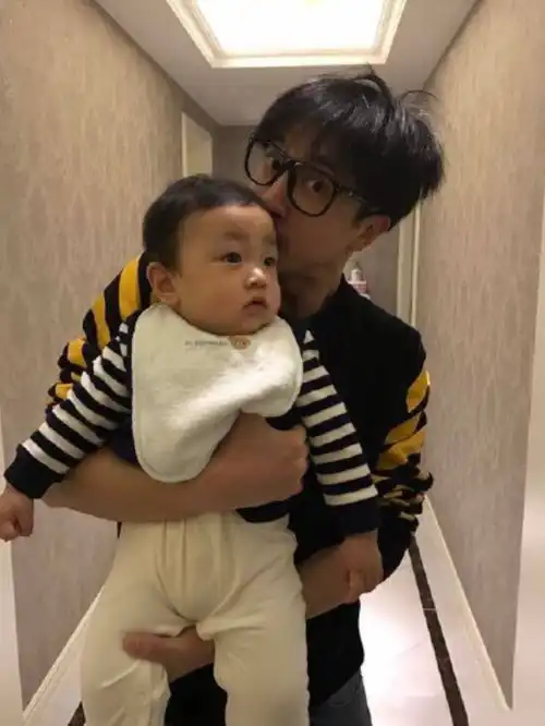 同为男星抱娃易烊千玺暖心,薛之谦搞笑,马天宇让人直言想嫁