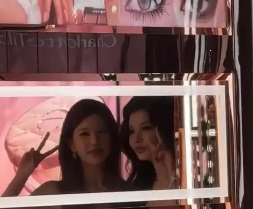 赵露思分享睡前自拍美照穿玫红色吊带秀迷人锁骨