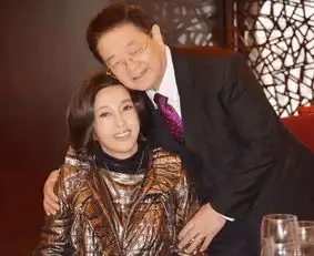 刘晓庆的帽子恶心到我了,网友一个近70的老奶奶硬要装少女
