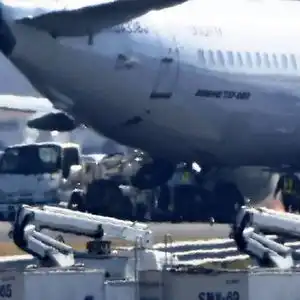 日航客机爆胎迫降,与韩国失事客机同为波音737800