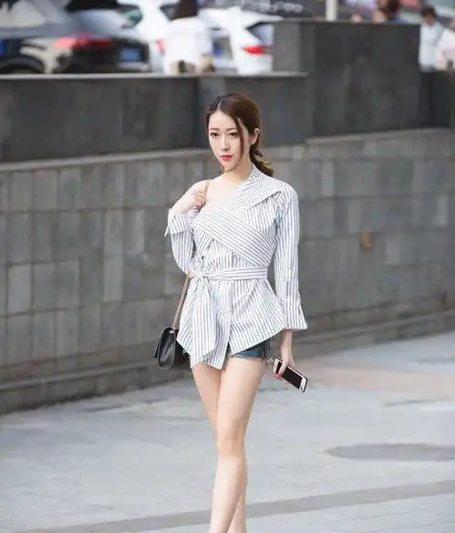 街拍小姐姐牛仔裙淑女气质满满,优雅气息令人陶醉