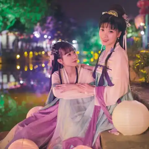 穿汉服小姐姐过扫码机,一个动作仙儿十足,网友美翻了