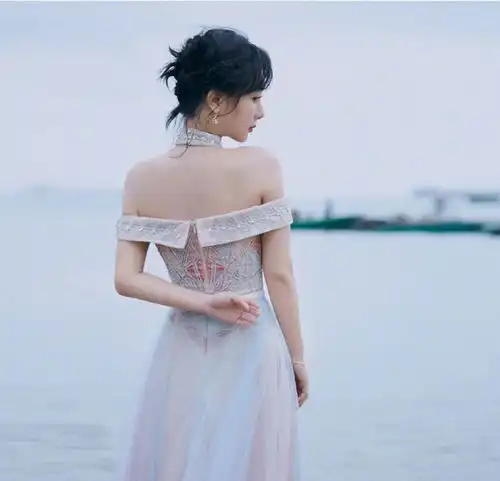 杨紫愈发美艳动人一袭渐变星空礼裙仙气十足,好身材甚是吸睛