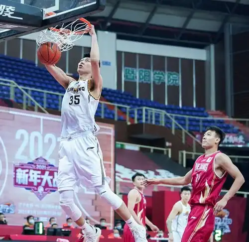 38分16篮板辽篮大顽疾终迎利刃,杨鸣收获双塔,争冠之路添保障