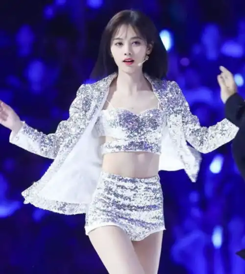 抱着四千年美女是什么感觉看到这一场景,网友们放开她让我来