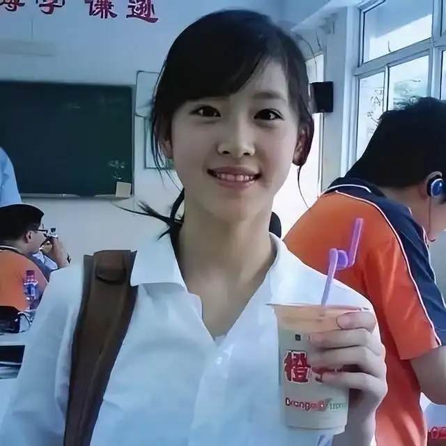 奶茶妹妹章泽天分享美照,甜美可人,与章子怡同框,美貌不输
